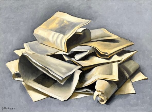 Journaux dépliés sur fond gris